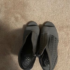 Lightly worn Vince Camuto shoes (pumps ) size 8